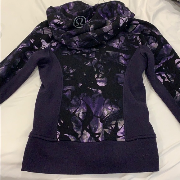 AMAZING condition lululemon fleece zip up - Picture 5 of 5